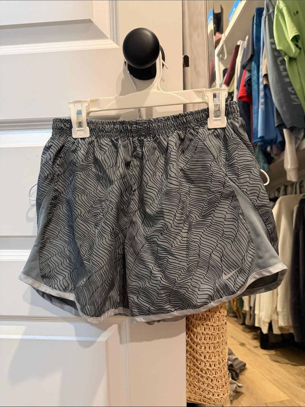 Nike Women's Gray Patterned Athletic Shorts